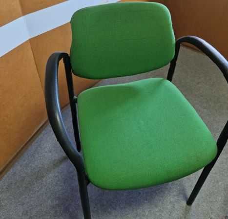 6 cadeiras de escritório com estrutura metálica preta e estofos verdes