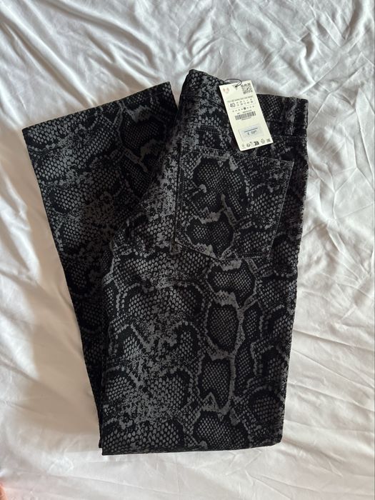 ZARA джинси флоковані зі зміїним принтом