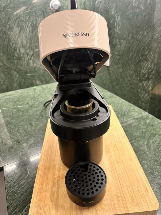 Maquina de café NESPRESSO vertuo como nova