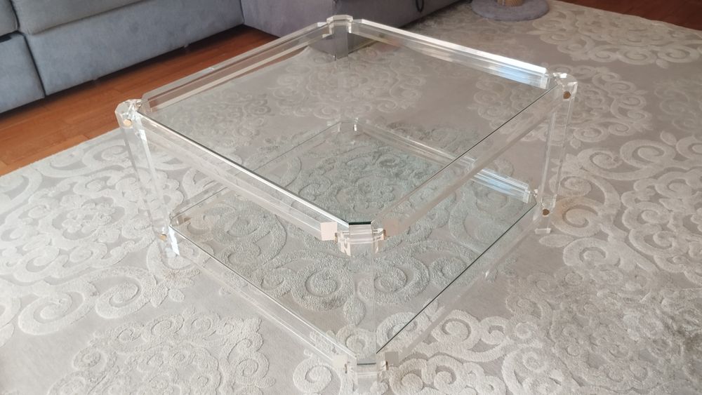 Mesa de centro em acrílico