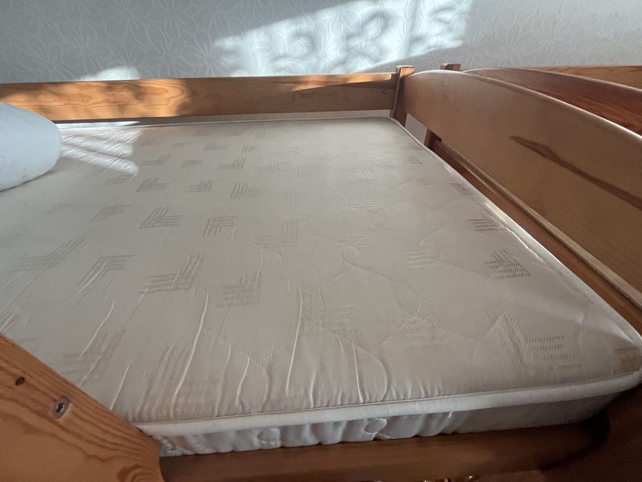 Łóżka piętrowe z materacami. Malo uzywane.