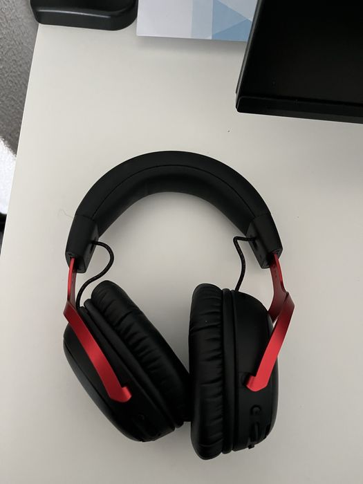 Selling HyperX Cloud III Wireless479613094986393602