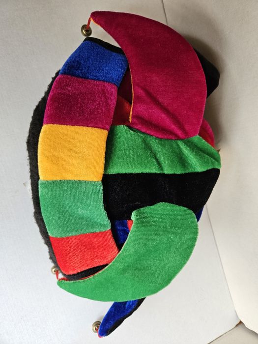 Chapéu Fantasia Multicores Adulto 6 bicos e guizos