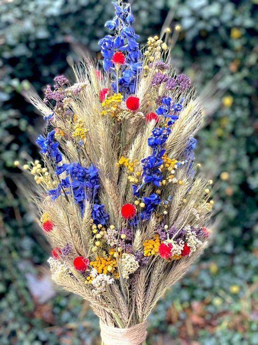 Високий дідух з жита та сухоцвітів