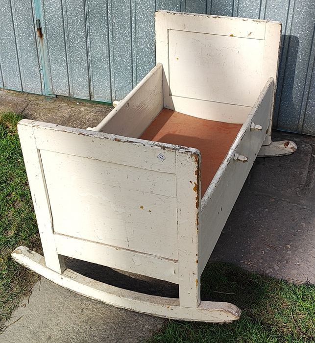 Stara drewniana kołyska ludowa