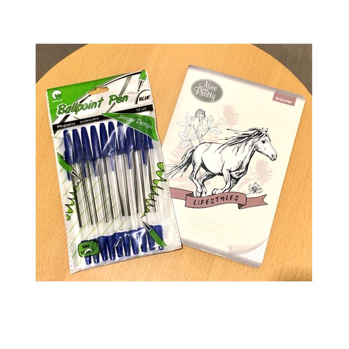 Набір ручок і зошит у клітку