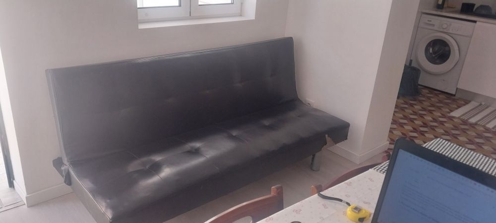 Sofá Cama preto usado