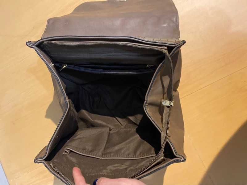 Mala, bolsa padrão e textura crocodilo castanha com detalhes dourados