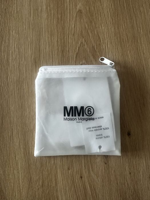 Sprzedam stylowy metalowy brelok MM6 Maison Margiela Paris.