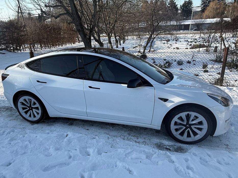 Продається Tesla 3