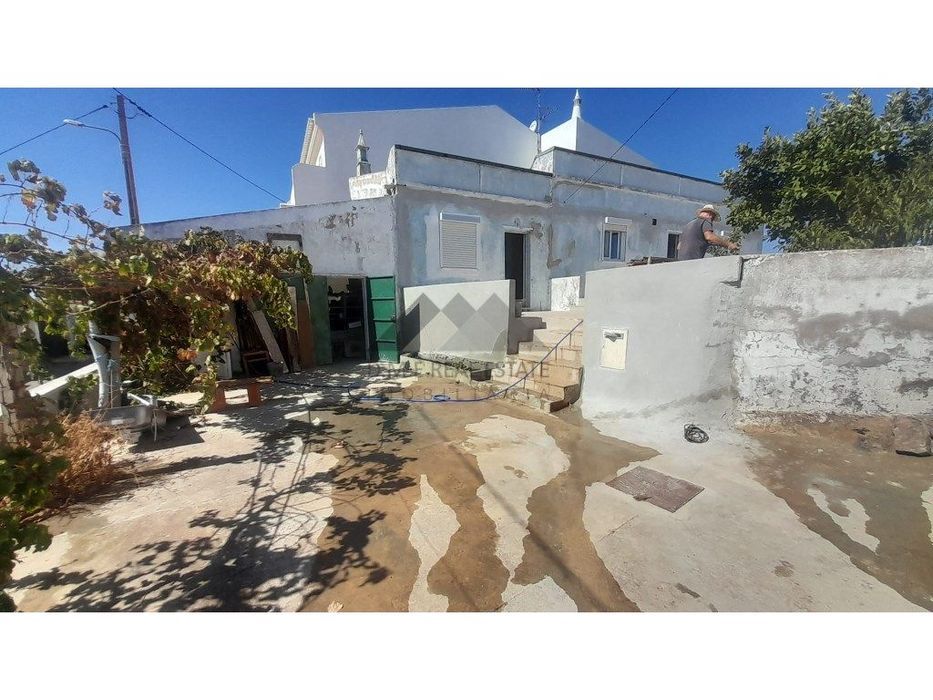 Casa Térrea T2 com Pátios Exteriores, Garagem, Terraço e Pequena Ho...