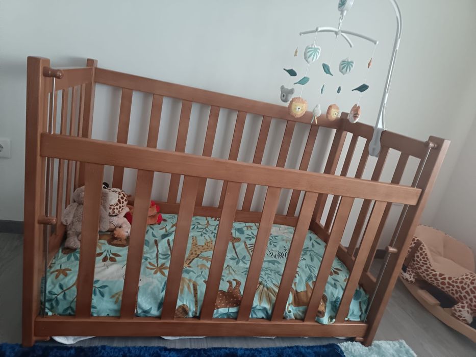 Cama de bebé de madeira e colchão