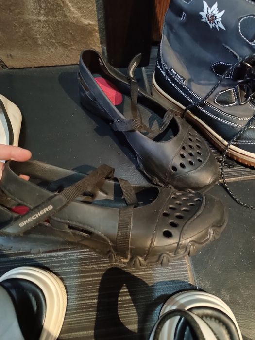 Взуття жіноче 37 розмір кросівки коралки сандалі чоботи хайтопи балетк