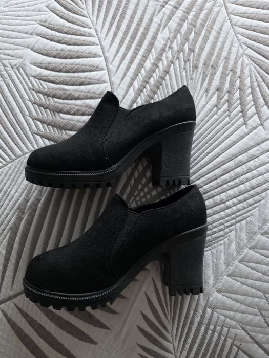 Botim / Botas em camurça pretas salto curto novas tamanho 37
.