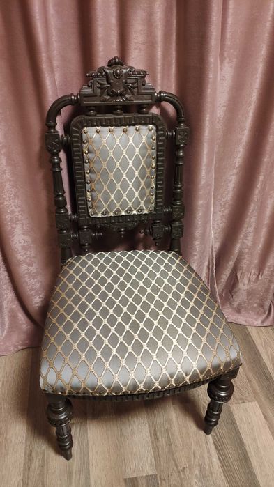 Стільці в гарному стані меблі старовинні