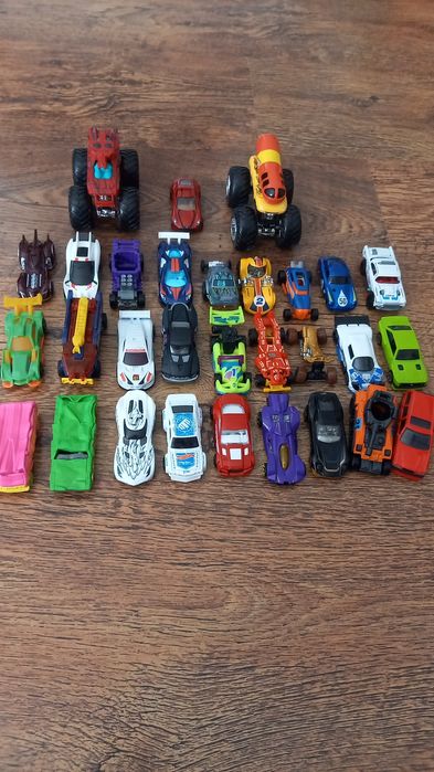 28 hot wheelsów i 2 monstertrucki
