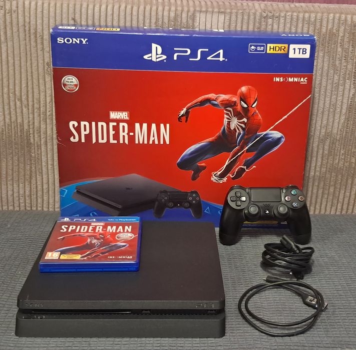 Konsola PS4  + gra Spider-man.