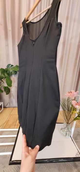 Mała czarna na siateczkowych ramiączkach