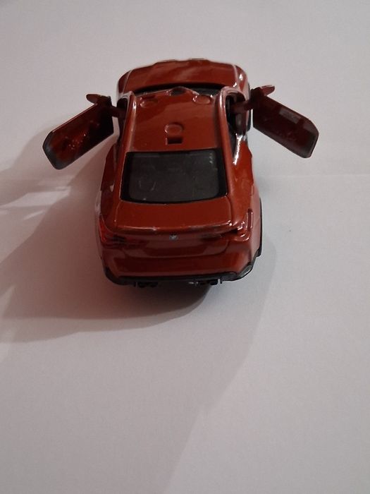Машинка BMW червоного кольору