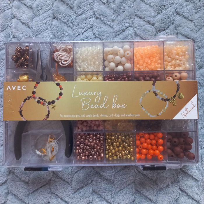 Zestaw nowych koralików do robienia biżuterii