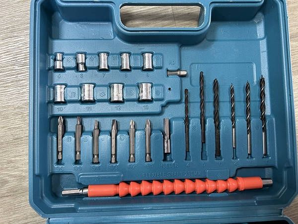 Шуруповерт  / 2 аккумулятора/ набор бит и свер / дрель