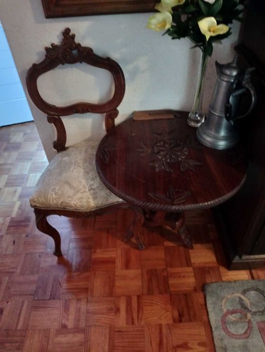 Sofá vintage, estilo Luís XV e cadeiras