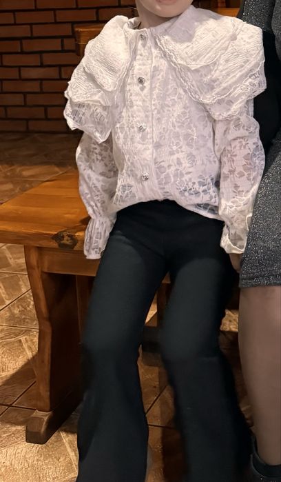 Біла блуза з мережива