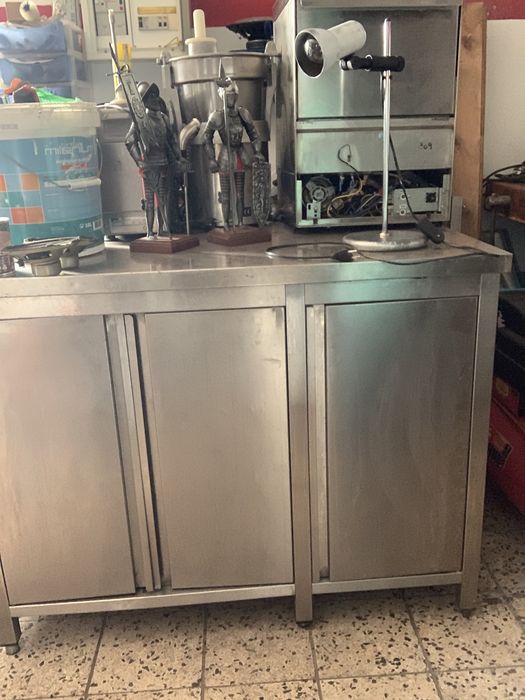 Closed counter with swing doors64584347242881121