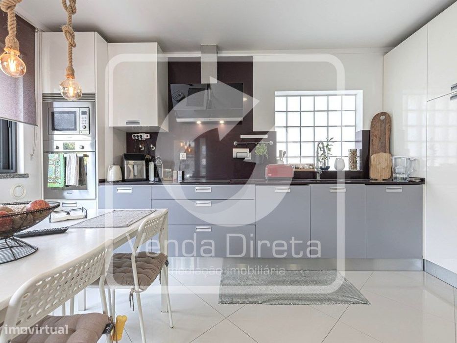 T4 Detached House with Unique Elegance in Santo António – Barreiro.