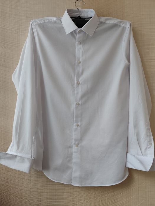 Чоловіча біла сорочка .