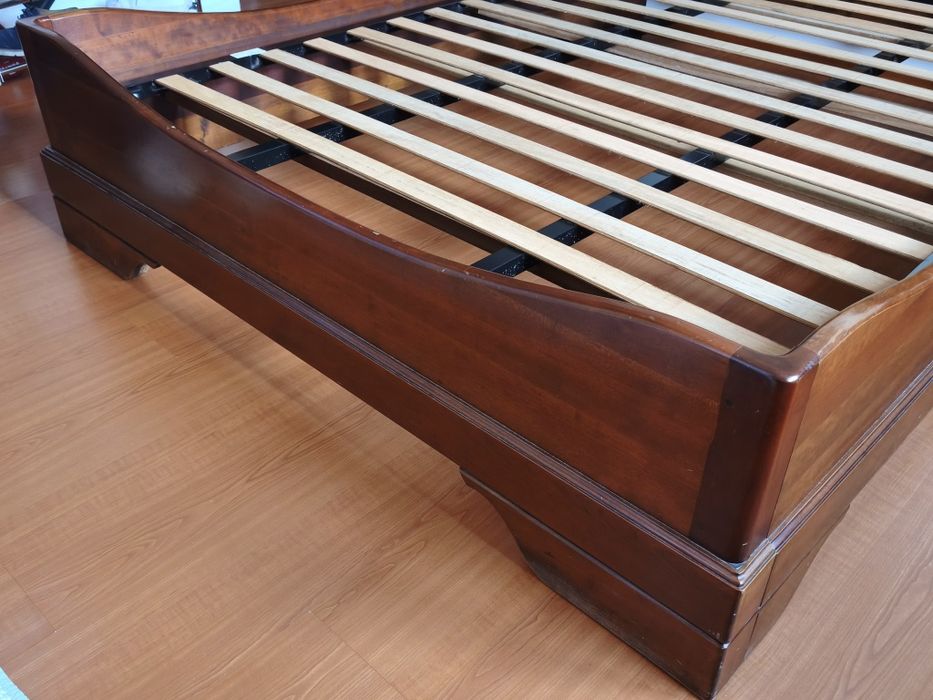 Cama de casal em cerejeira