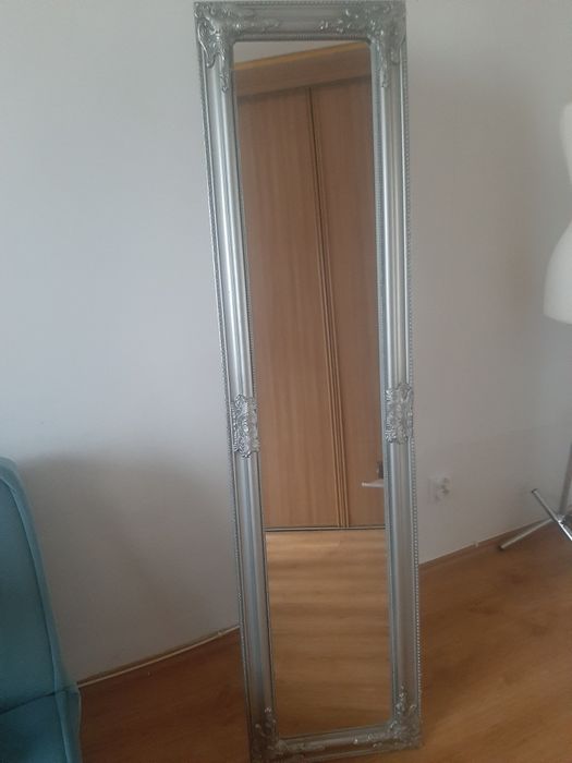 Lustro stojące w ozdobnej ramie
