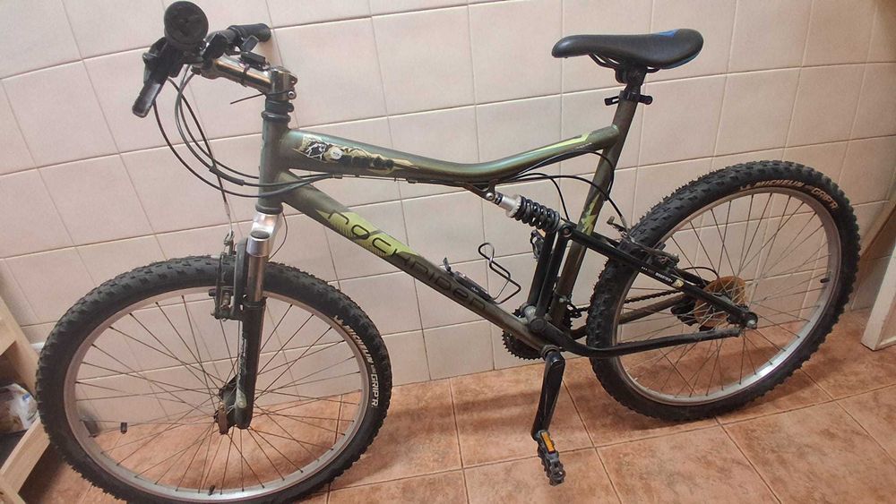 Bicicleta de montanha Rockrider com suspensão total