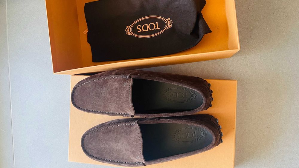 Sapatos de camurça Tod's, novos, sem uso e na caixa original.