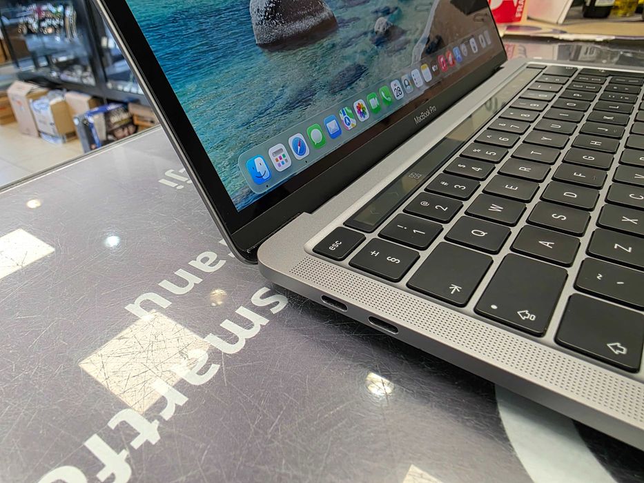 Macbook PRO 13 2020/ Apple M1/ 8GB DDR4/ 256GB/ 278 cykli ładowania/ Space Gray/ + zasilacz/ Grade B+ do A-/ GW 12 MSC