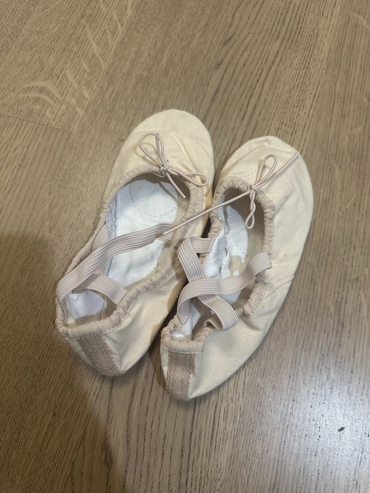 Продам бежеві танцювальні балетки в ідеальному стані
