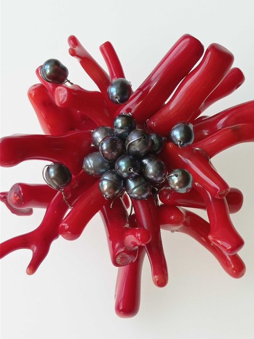 Эффектная брошь винтаж кораллы  жемчуг