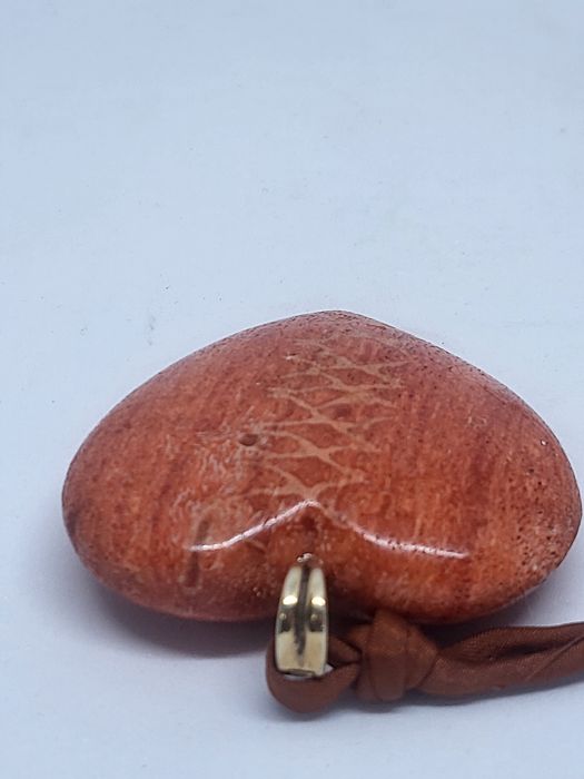 Кулон .подвеска коралловый