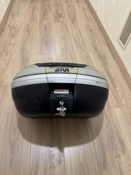 Продам центральний кофр Givi V46