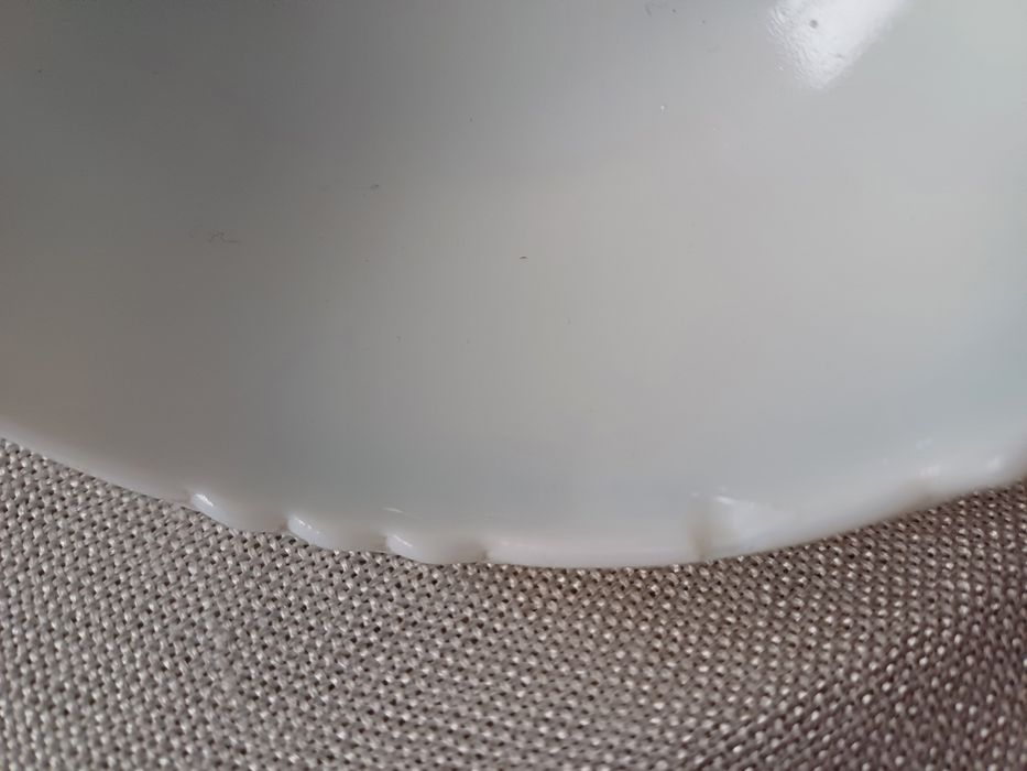 Pucharek lattimo Medaliony