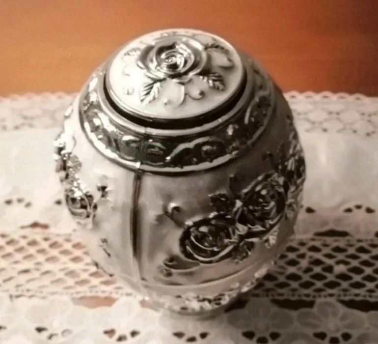 Ovo prateado porta palitos ou porta cotonetes