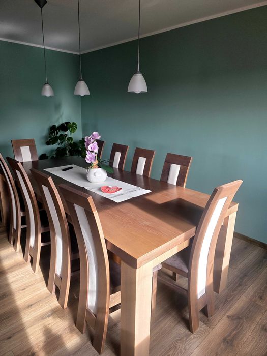 Stół rozkładany z 12 krzesłami