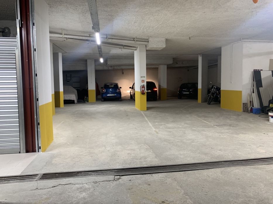 Lug. Garagem *CENTRO* - Rua D. Pedro V/Rua do Taxa