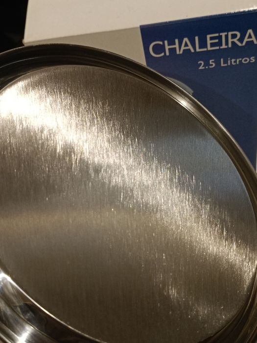 Chaleira inox com pega de borracha amarela