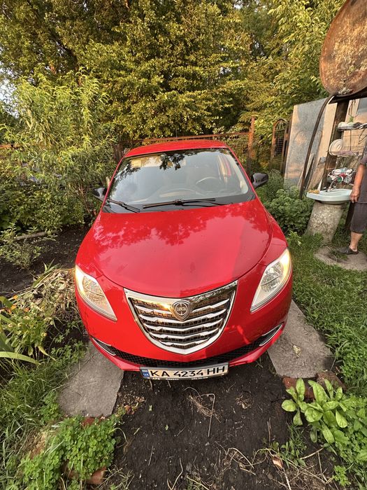 Автомобіль lancia ypsilon 2012