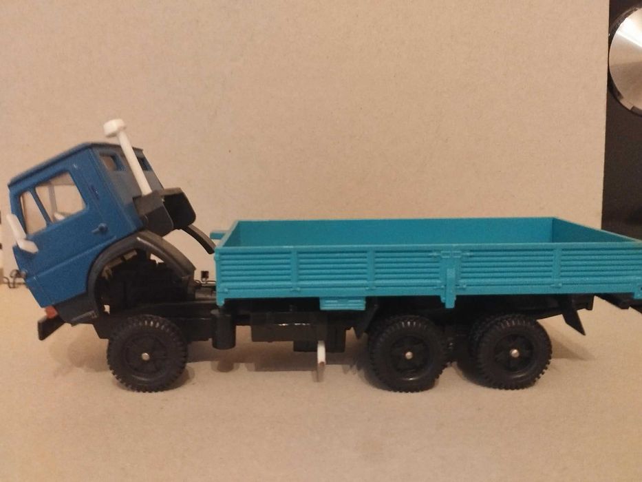 модели КАМАЗов  5320, 55111 и 5410 сделано в СССР м 1/43 в идеальном состоянии