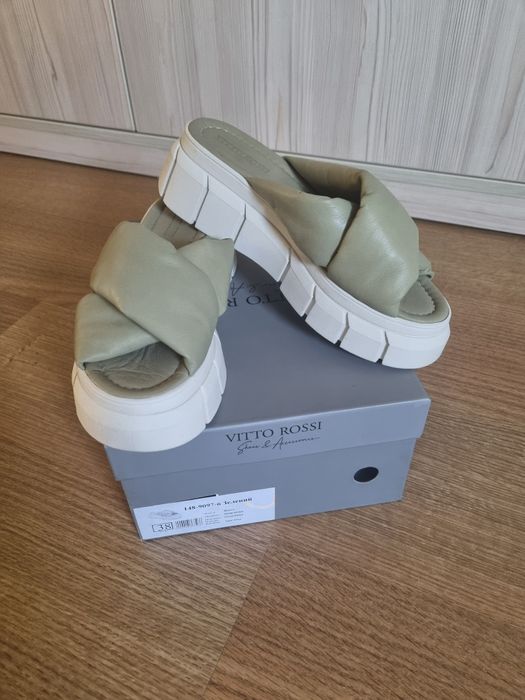 Нові шкіряні шльопанці Vitto Rossi 38 р.(24.5 см.устілка)