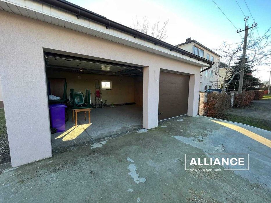 Будинок з ремонтом, р-н Крихівці. Велика ділянка з 2 гаражами.