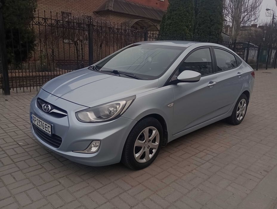Отличный HYUNDAI Accent 1.4 газ/бензин 2012 года