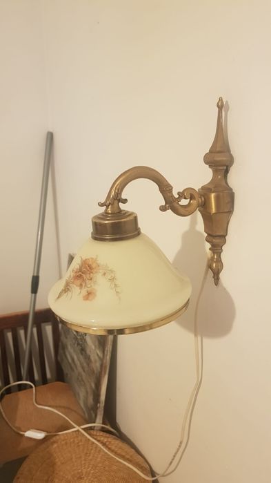 Kinkiet ze szklanym kloszem z malowanym kwiatem, mosiężny